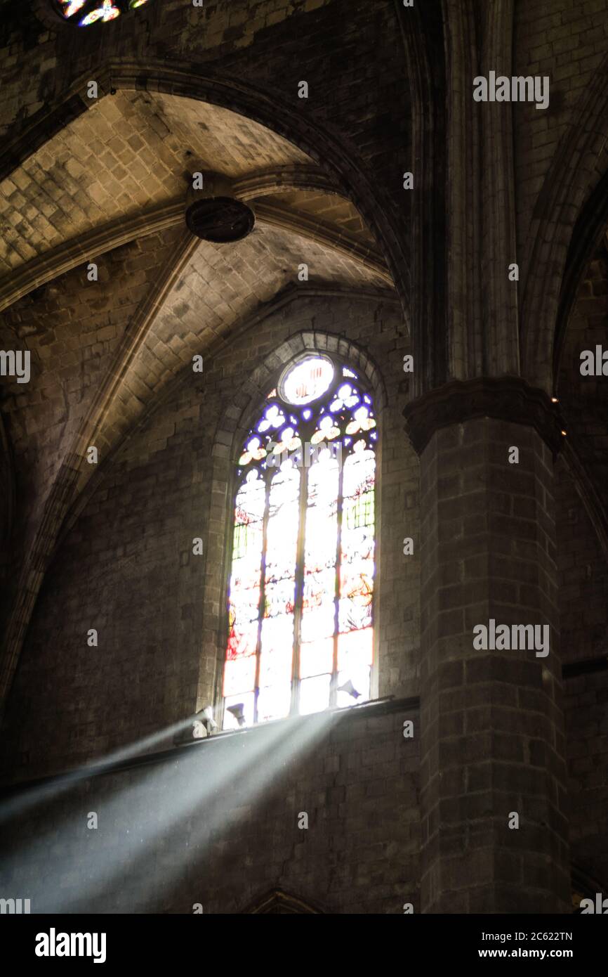Luce che entra attraverso una finestra cattedrale. Foto Stock