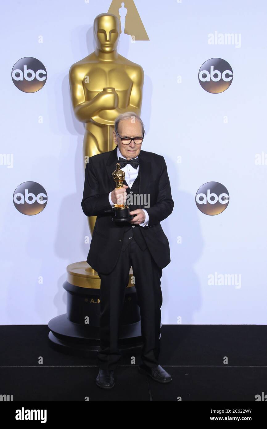 ***FILE PHOTO*** il compositore di film vincitore di Oscar, Ennio Morricone, è scomparso a 91. HOLLYWOOD, CA - FEBBRAIO 28: Ennio Morricone partecipa all'ottantottantesimo premio annuale dell'Accademia - Sala Stampa al Dolby Theatre di Hollywood, California, il 28 Febbraio 2016. Foto: RTNSadou/MediaPunch Foto Stock