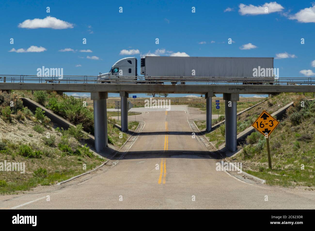 Camion che guida sul cavalcavia, Wyoming USA Foto Stock