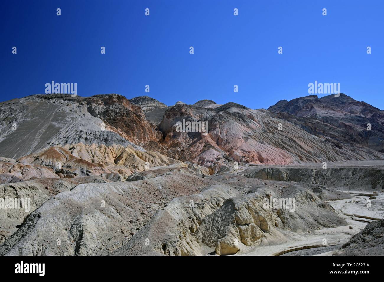 Artisti palette formazioni rocciose multicolore in una giornata limpida con cielo blu. Rossi, verdi, gialli e purli appaiono. Parco Nazionale della Valle della morte. Foto Stock