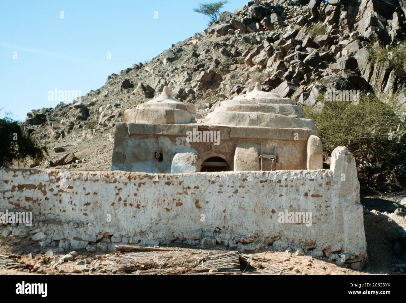 Fujairah UAE Moschea al Bidyah 15 ° secolo la più antica moschea funzionante negli Emirati Arabi Uniti con quattro tetti a cupola Foto Stock