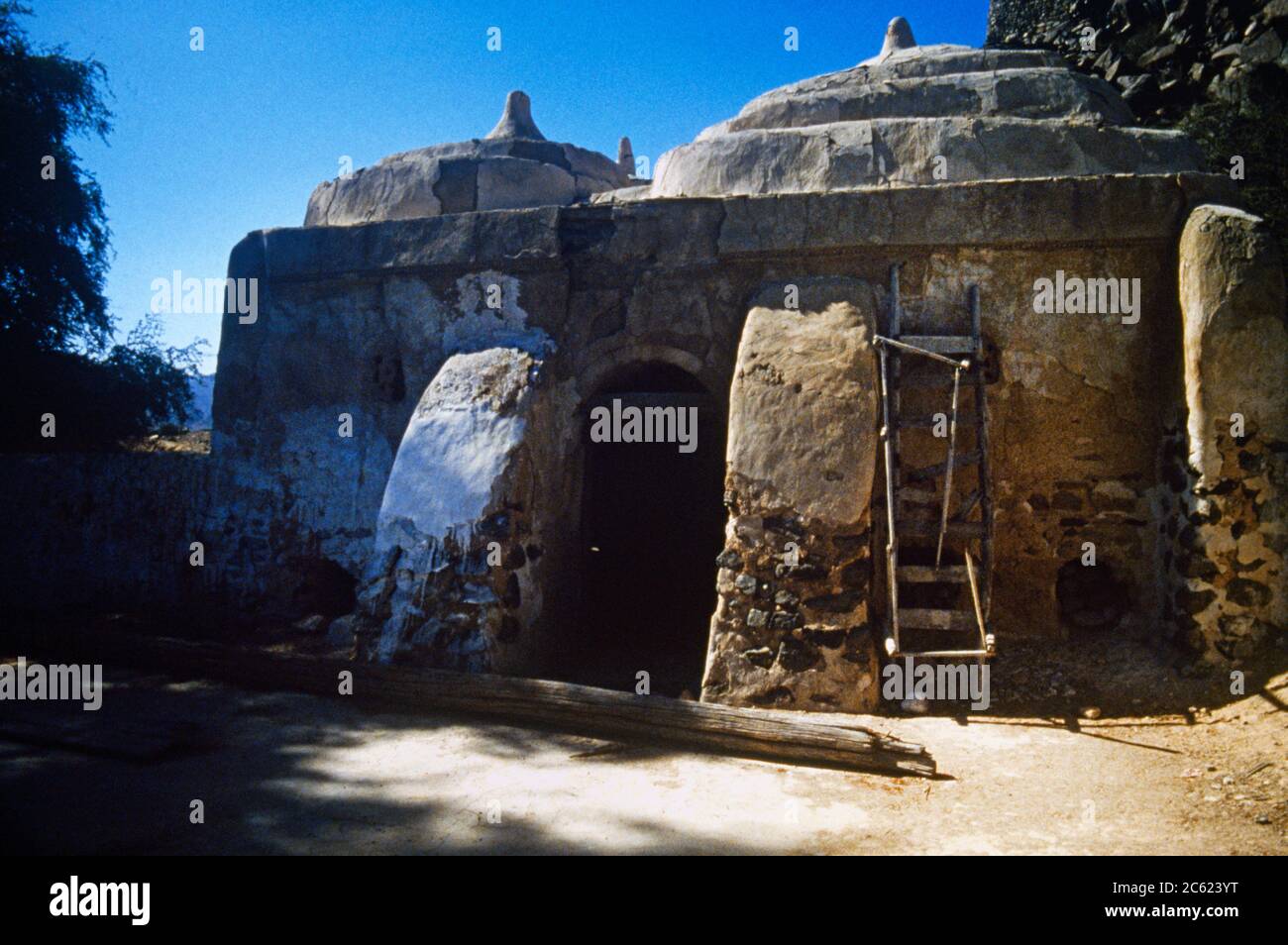 Fujairah UAE Moschea al Bidyah 15 ° secolo la più antica moschea funzionante negli Emirati Arabi Uniti con quattro tetti a cupola Foto Stock