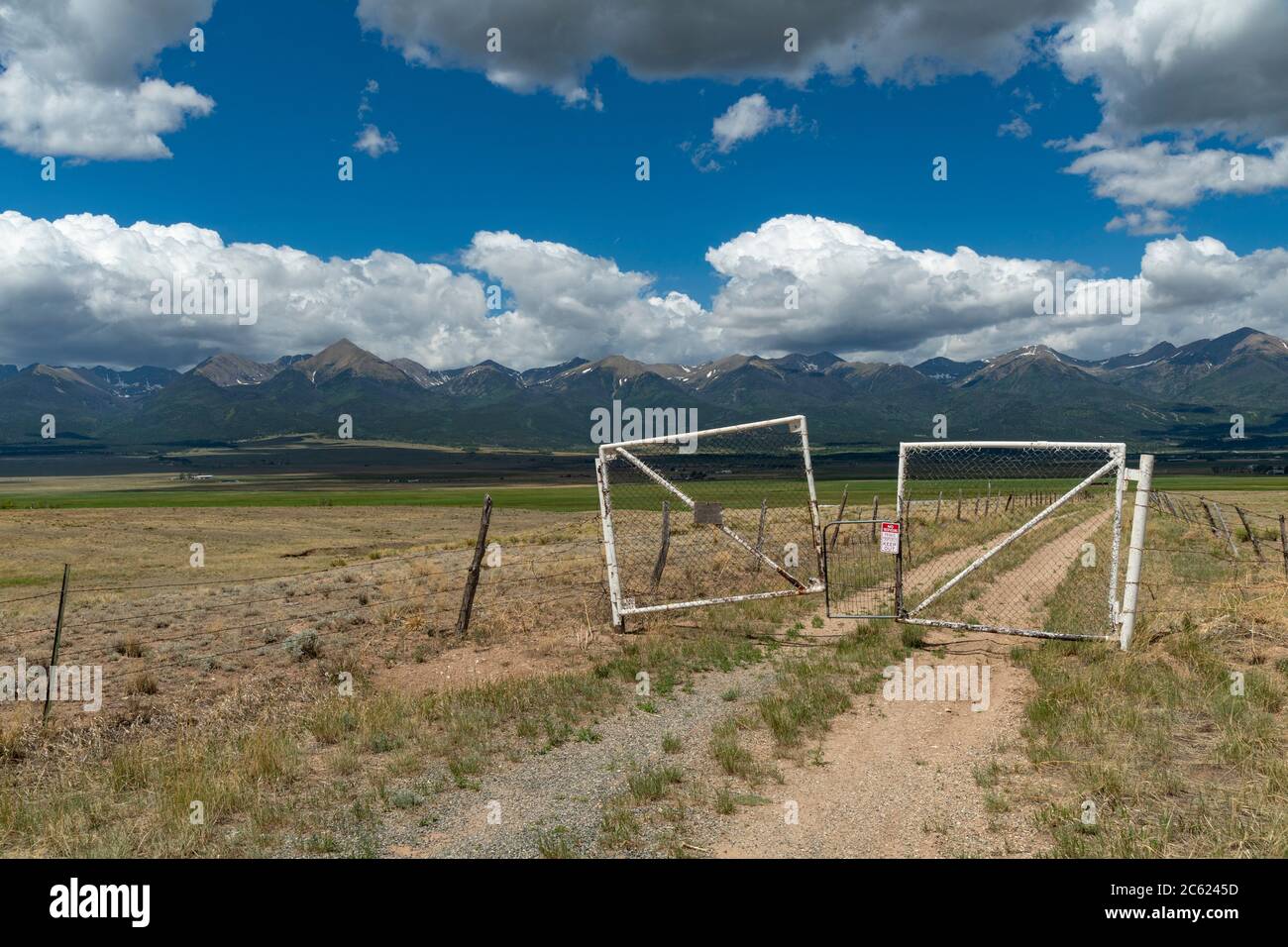 Vecchio cancello in metallo arrugginito con le montagne rocciose, Colorado USA Foto Stock