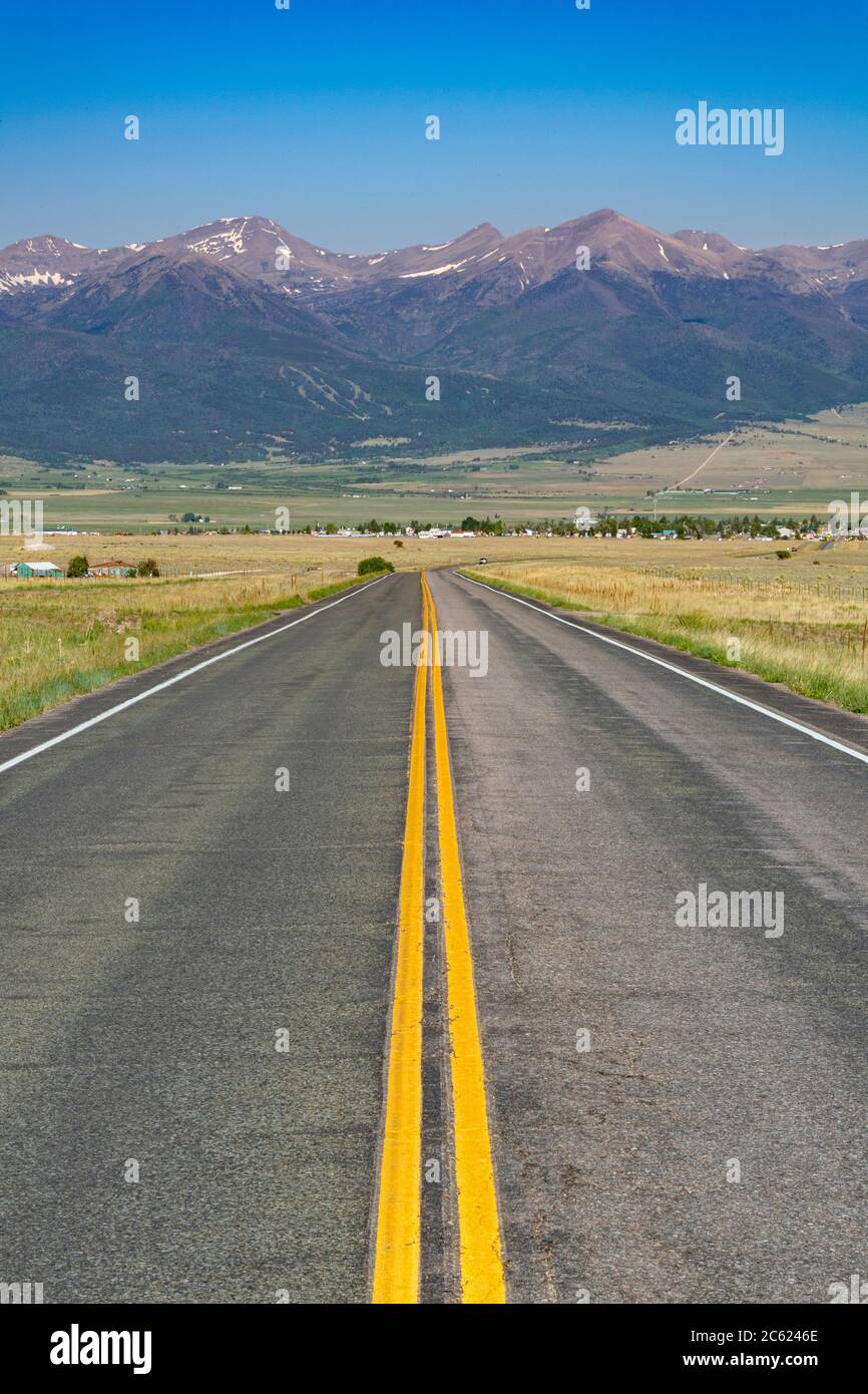 Autostrada dritta che conduce alle montagne Westcliffe Colorado USA Foto Stock