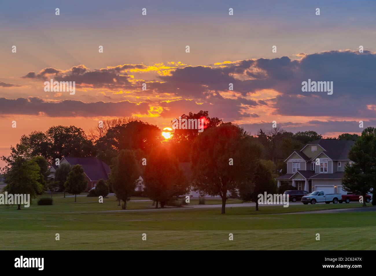 Quartiere suburbano americano al tramonto Foto Stock