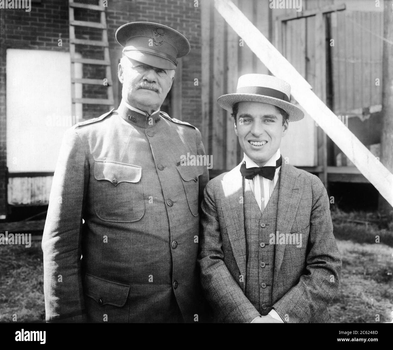 CHARLIE CHAPLIN con il visitatore MAGGIORE GENERALE LIGGETT nell'estate 1916 durante la costruzione del suo Film Studio su Sunset Boulevard Hollywood California Foto Stock