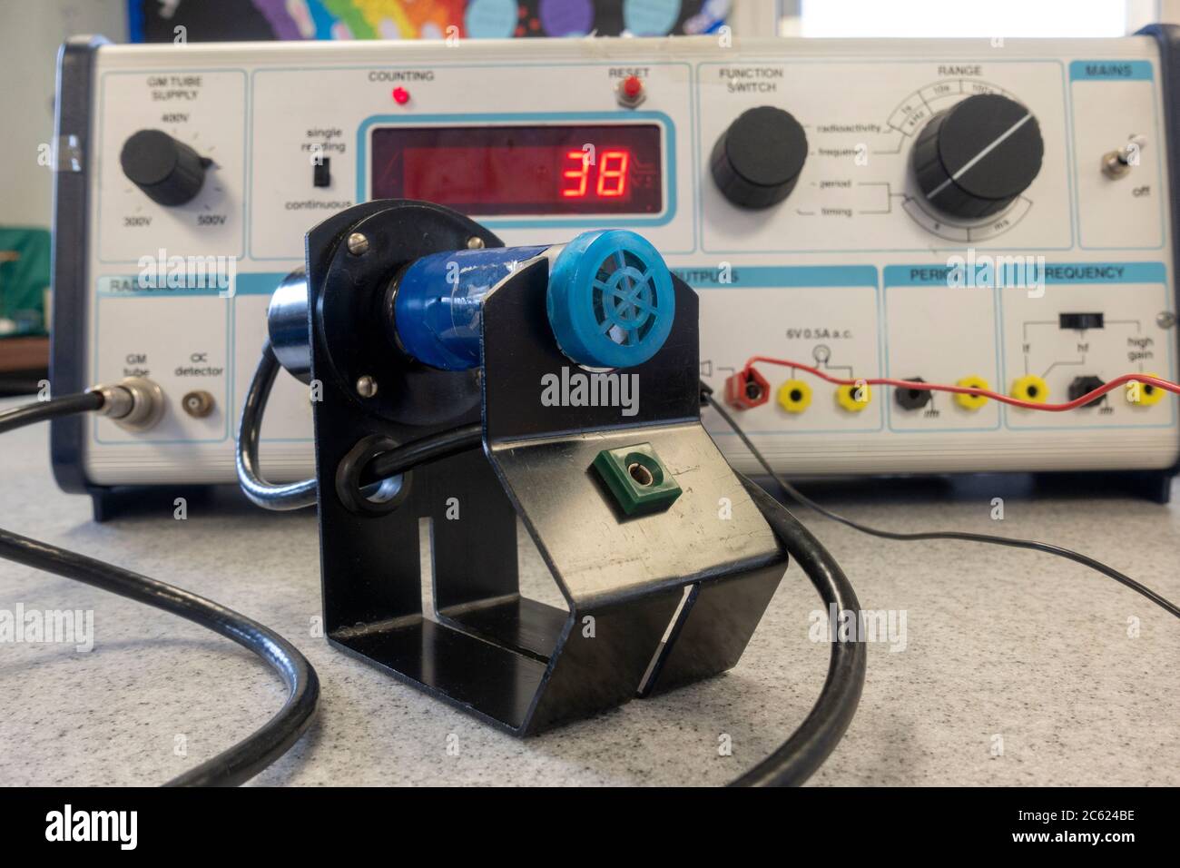 Apparecchiature per radioattività (tubo e contatore Geiger-Müller)  utilizzate in una scuola secondaria nel Regno Unito Foto stock - Alamy