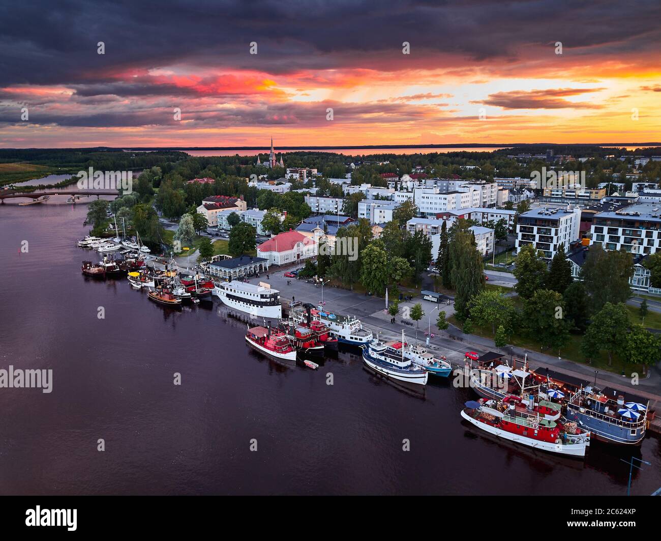 Vista aerea dei piroscafi retrò al molo sul fiume Pielisjoki a Joensuu, Finlandia. Sul cielo incredibile tramonto luminoso. Foto Stock