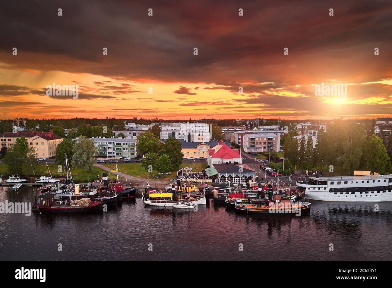 Joensuu, Finlandia - 6 luglio 2019: Navi a vapore retrò al molo sul fiume Pielisjoki. Sul cielo incredibile tramonto luminoso. Foto Stock