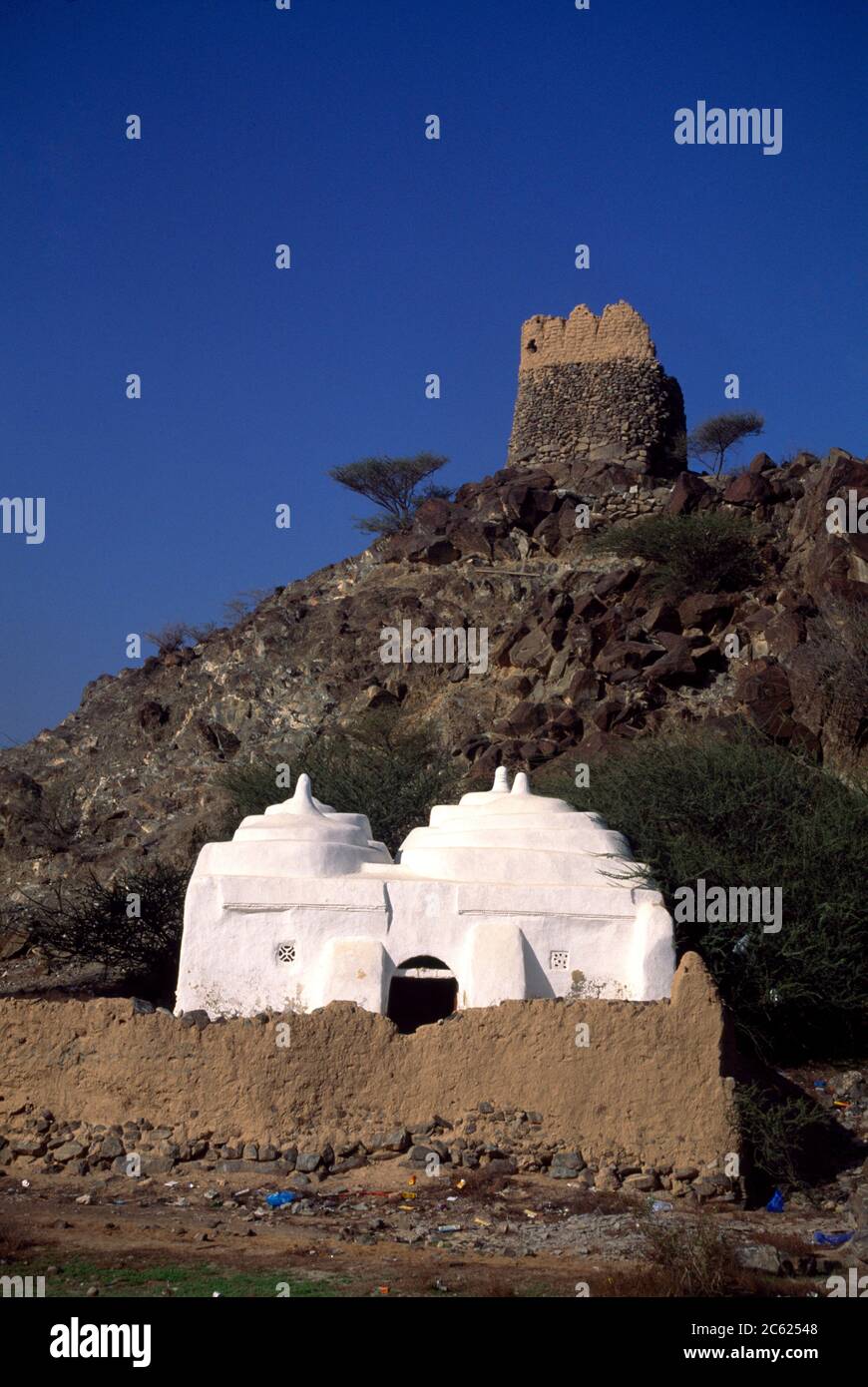 Fujairah UAE Moschea al Bidyah 15 ° secolo la più antica moschea funzionante negli Emirati Arabi Uniti con quattro tetti a cupola e torre di guardia che si affaccia sulla Moschea Foto Stock