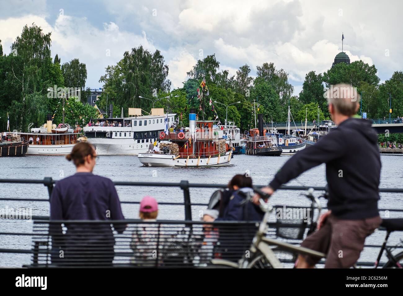 Joensuu, Finlandia - 6 luglio 2019: Regata tradizionale di navi a vapore retrò sul fiume Pielisjoki. Foto Stock