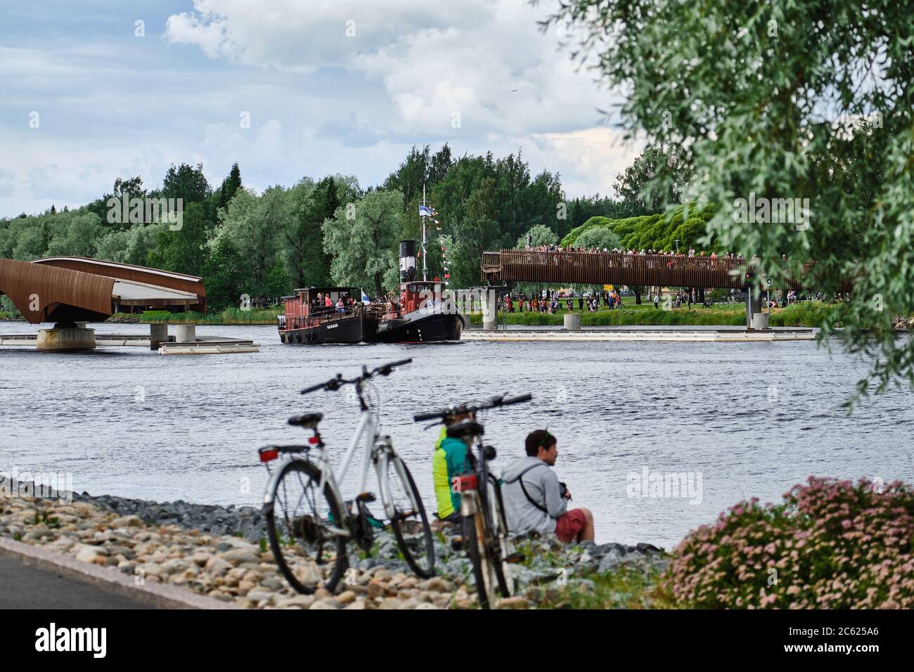 Joensuu, Finlandia - 6 luglio 2019: Regata tradizionale di navi a vapore retrò sul fiume Pielisjoki. Foto Stock