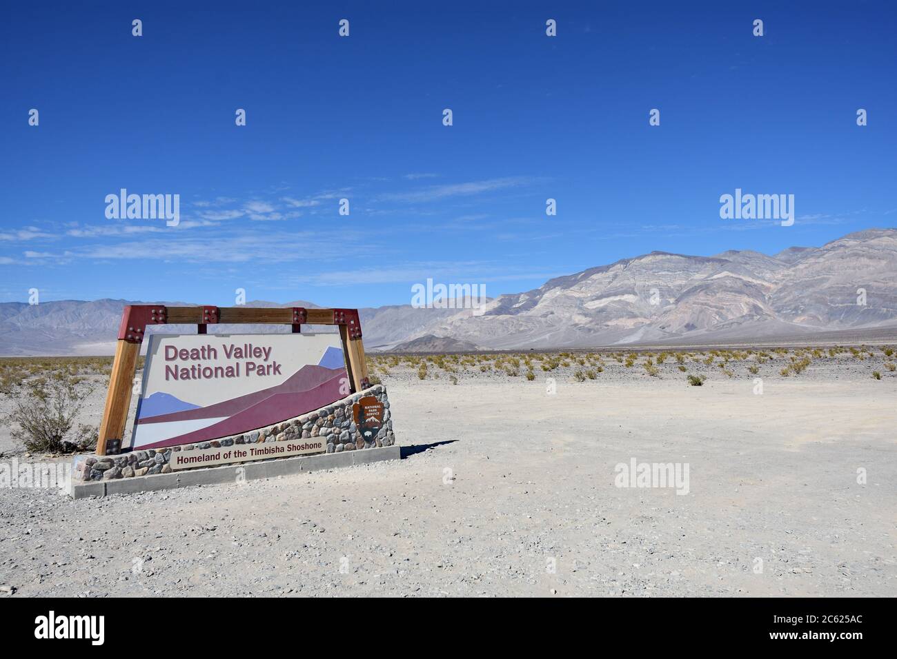 Cartello del Parco Nazionale della Valle della morte lungo Panamint Valley Road. Il cartello è nel deserto con le montagne della Panamint Range dietro e il cielo blu. Foto Stock