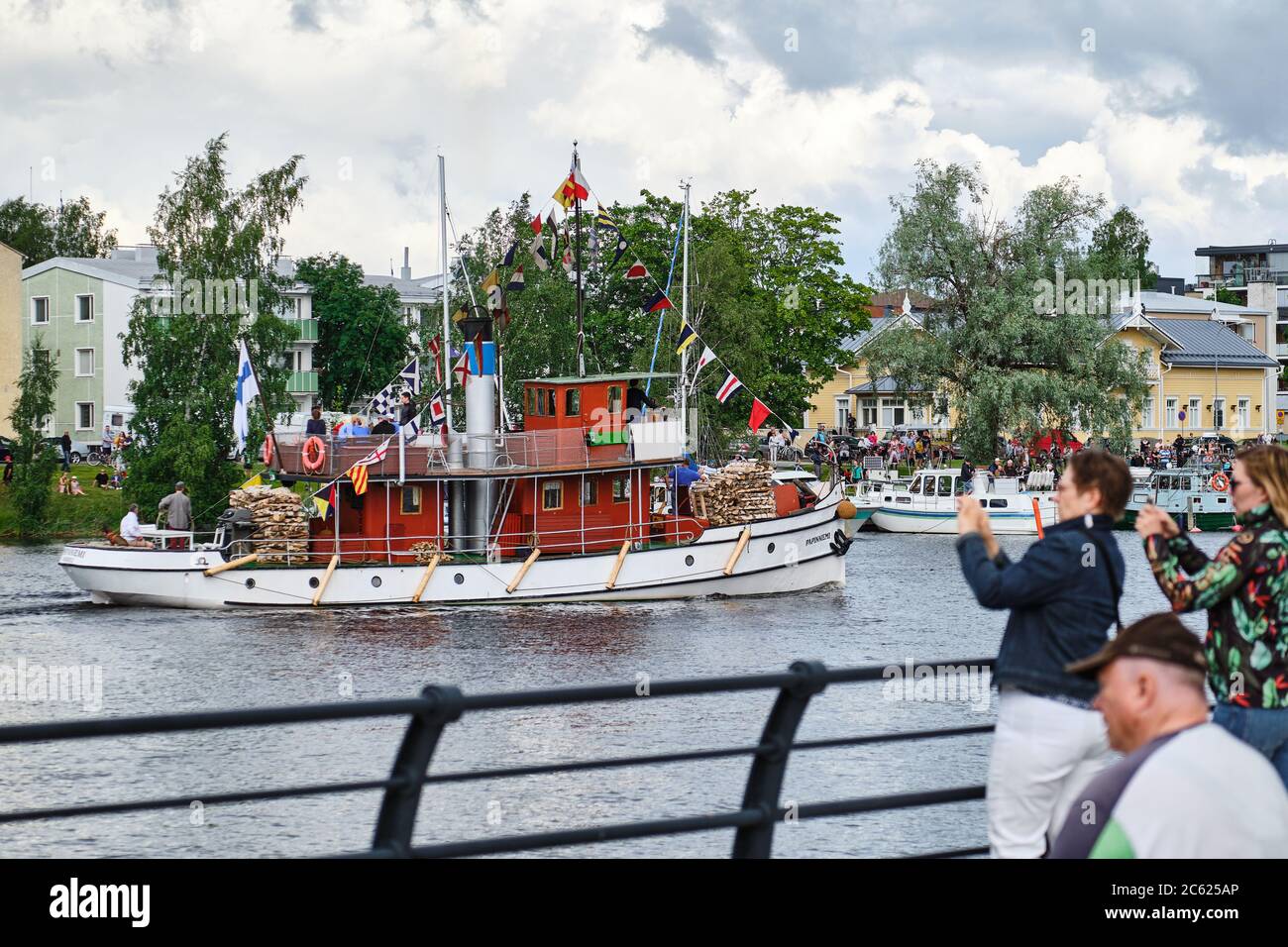 Joensuu, Finlandia - 6 luglio 2019: Regata tradizionale di navi a vapore retrò sul fiume Pielisjoki. Foto Stock