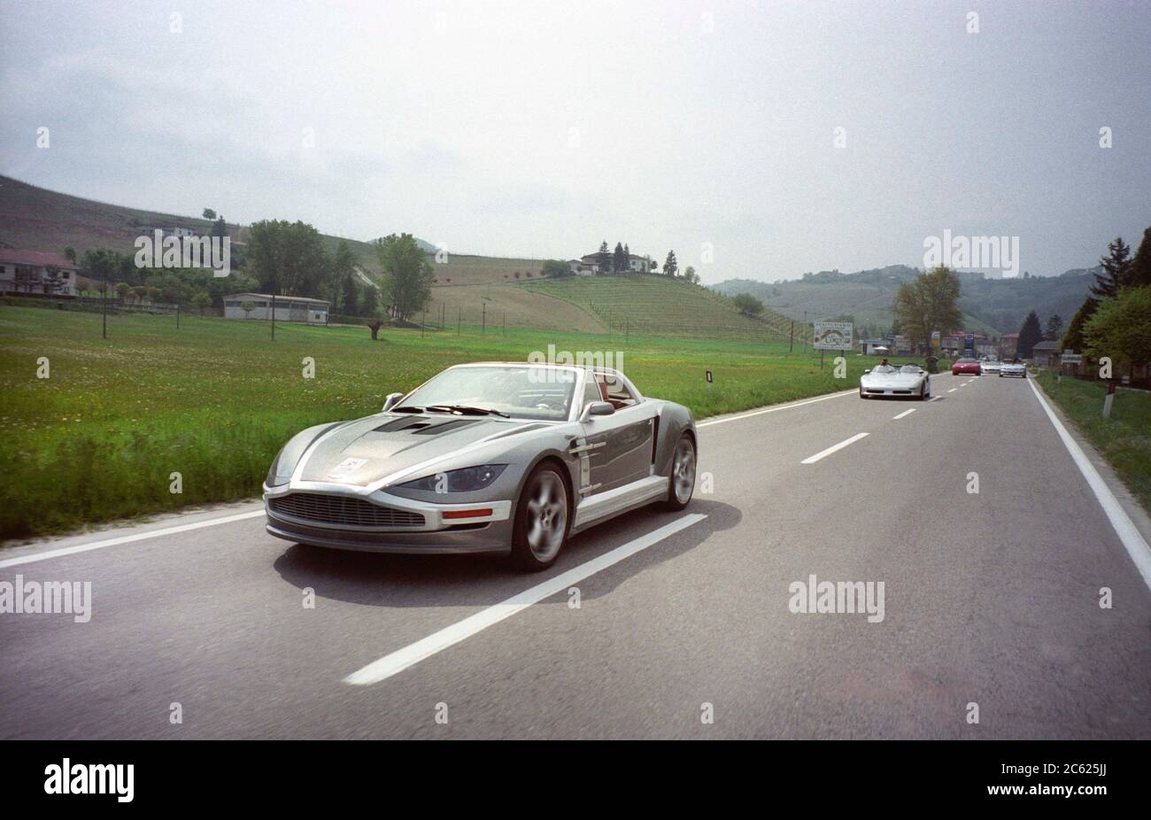 II tal Aston Martin venti concept car(2001) sul talDesign 35 ° anniversario di guida a Villa D'Este Lago di Como Italia 2003 Foto Stock