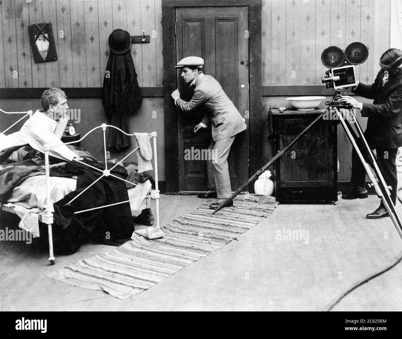 CHARLIE CHAPLIN sul set candid con cameraman che dirige TOM WILSON in SUNNYSIDE 1919 Silent Comedy Short First National Pictures Foto Stock
