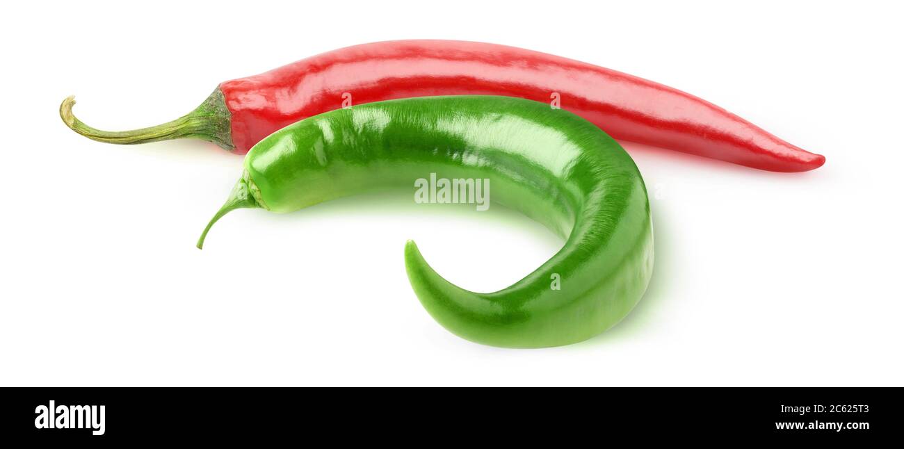 Peperoni caldi isolati. Peperoncini rossi e verdi di forma ricurva isolati su sfondo bianco Foto Stock