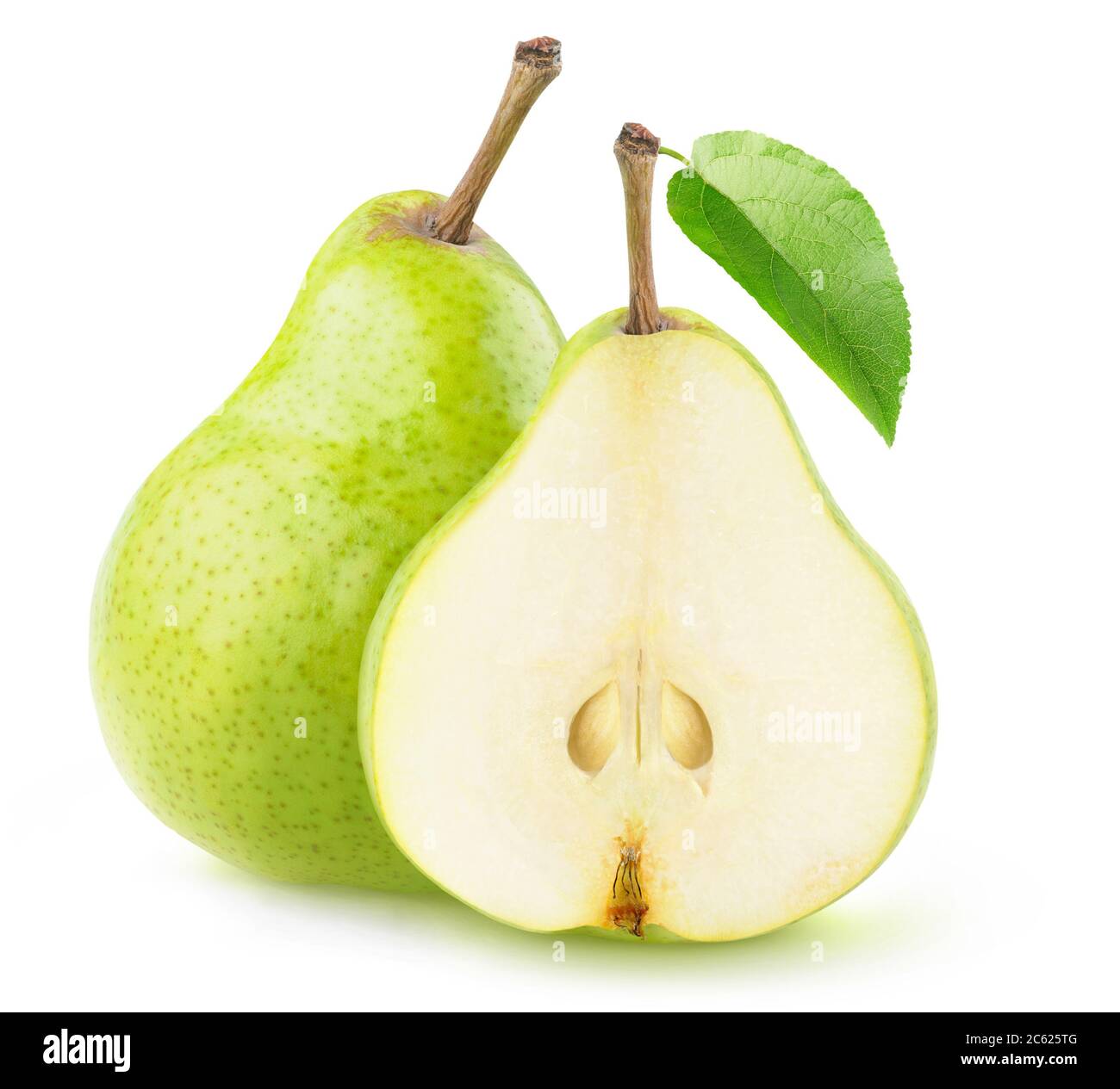 Pere tagliate isolate. Una pera verde intera e una metà isolata su sfondo bianco Foto Stock