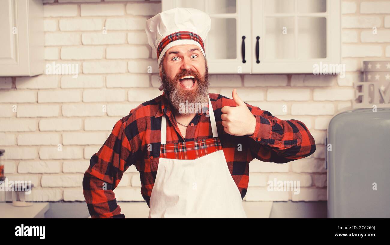 Chef professionista che mostra il segno per delizioso. Foto Stock