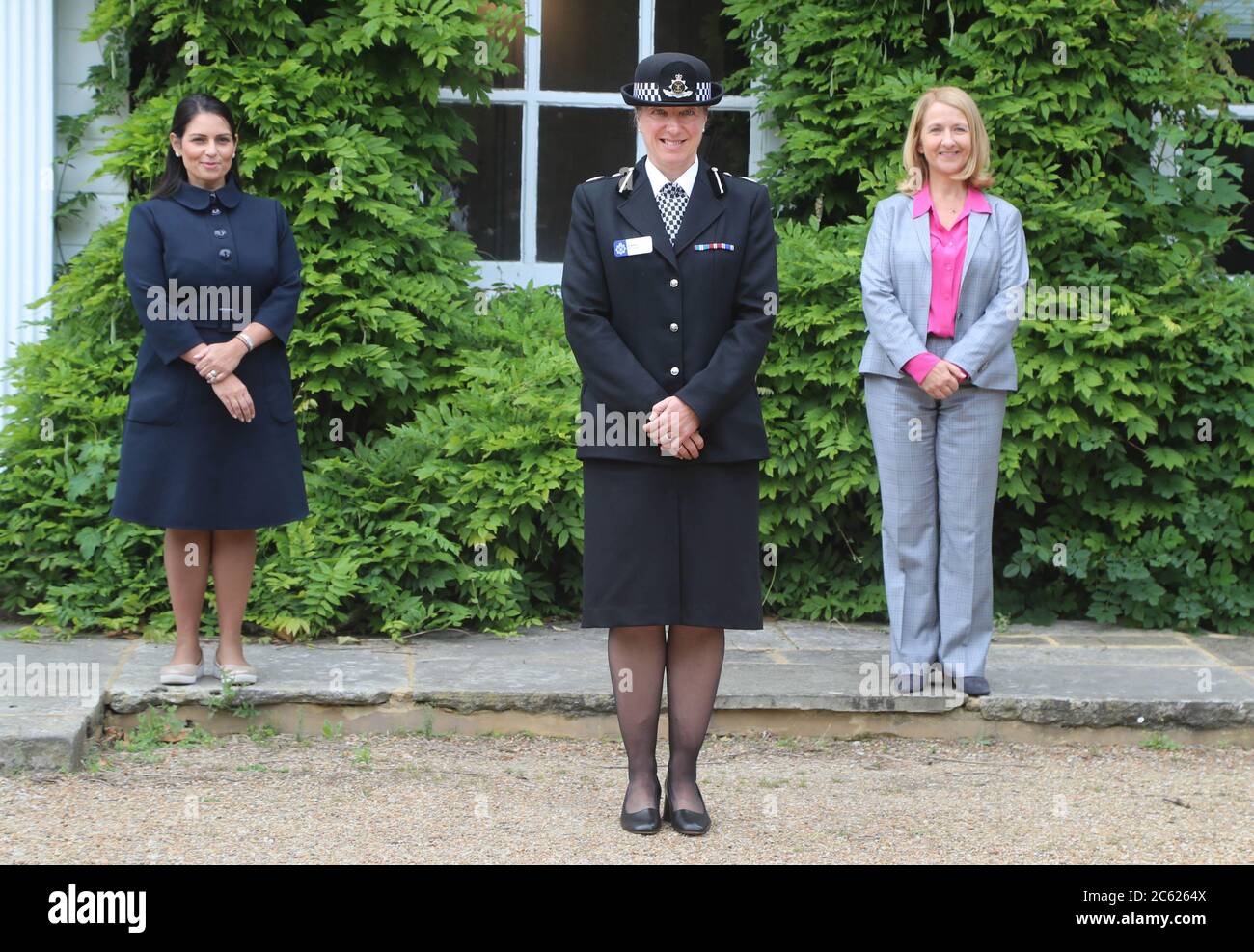 (Da sinistra a destra) il Segretario dell'interno Priti Patel, Constable Capo della polizia del Sussex Jo Shiner e PCC Katy Bourne durante una visita alla sede della polizia del Sussex a Lewes, Sussex orientale. Foto Stock
