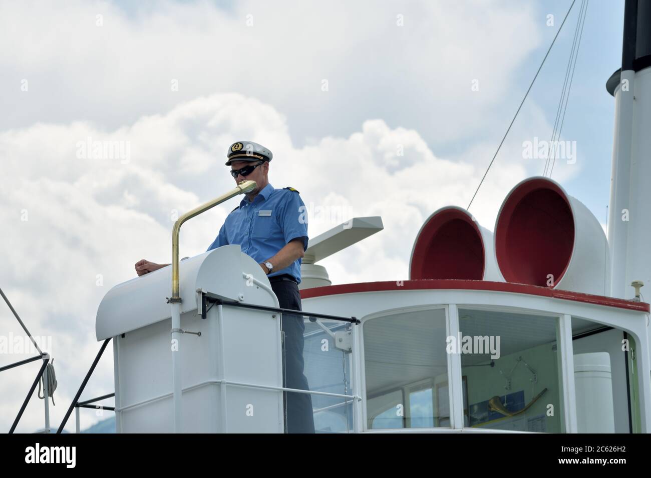 Lucerna, Svizzera - 14 giugno 2017: Capitano di un vaporetto d'epoca sulla terrazza di controllo nel porto di Lucerna Foto Stock