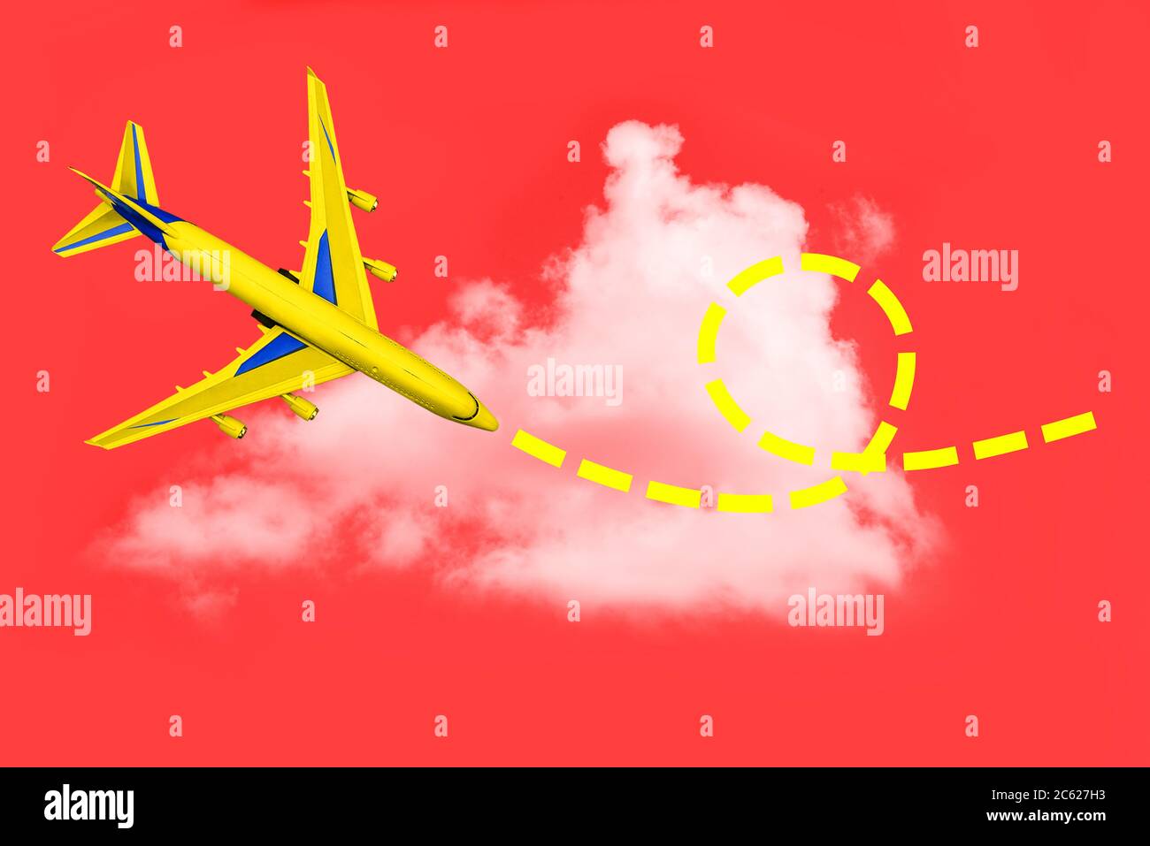 Un aereo passeggeri nel cielo e una linea punteggiata nelle nuvole. Rotta di volo dell'aeromobile. Concetto di viaggio, consegna pacchi e turismo. Creativo Foto Stock