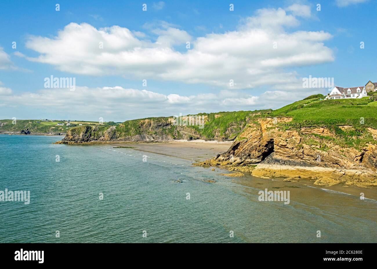 Settlands, una baia o spiaggia tra Little Haven e Broad Haven, sulla costa sud di Pembrokeshire. Sono stato allevato qui e non vedo l'ora di r Foto Stock