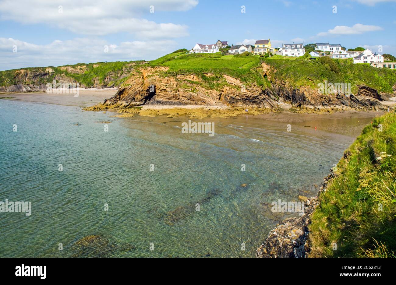 Guardando attraverso le spiagge di Little Haven e Settlands nel sud Pembrokeshire nel mese di giugno. Foto Stock Guardando attraverso le spiagge di Little Haven e Settlands nel sud Pembrokeshire nel mese di giugno. Foto Stock