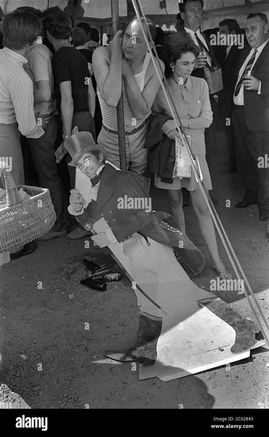 Pubblicità di whisky Johnnie Walker e due persone infelici nella tenda della birra alla riunione annuale dell'ippodromo Derby Day a Epsom Downs. E' appeso, instabile in piedi, forse troppo da bere? HOMER SYKES anni '1974 1970 Foto Stock