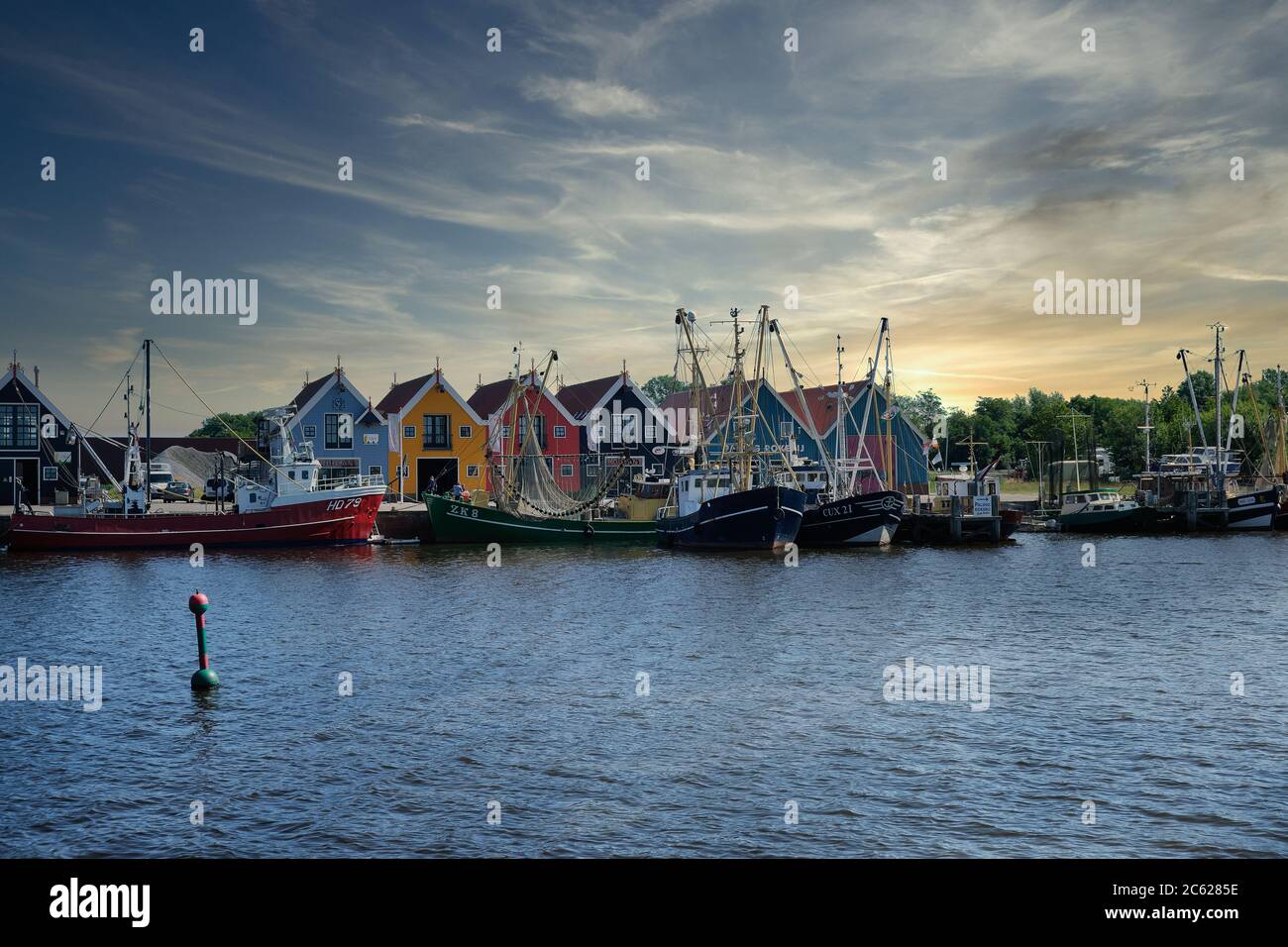 Europa Paesi Bassi Tour attraverso i canali, magazzini colorati nel piccolo porto olandese a Zoutkamp Foto Stock