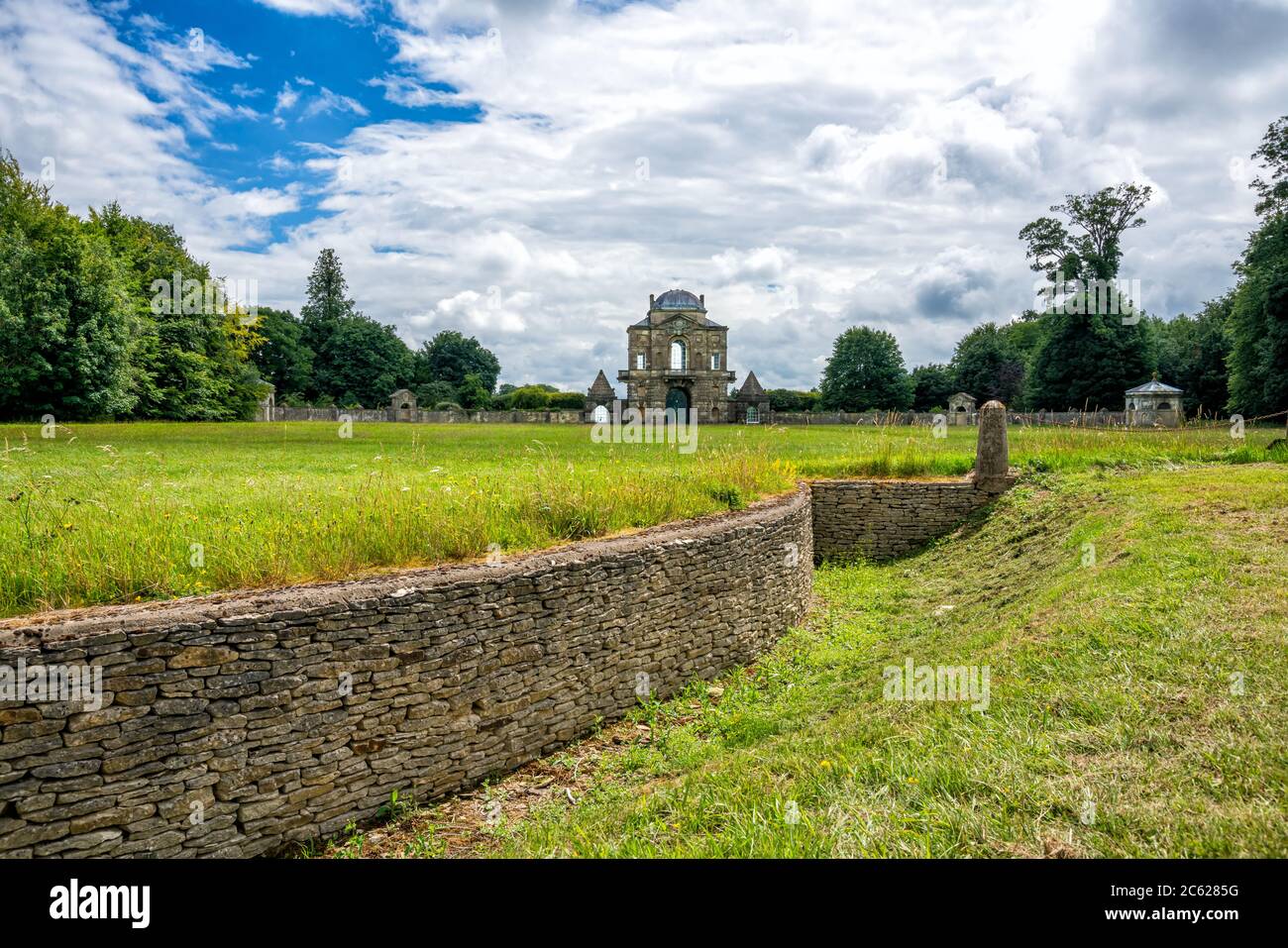 Tradizionale ha-ha muro fuori del Worcester Lodge ingresso a Badminton Park la tenuta del duca di Beaufort, Didmarton, Gloucestershire Foto Stock