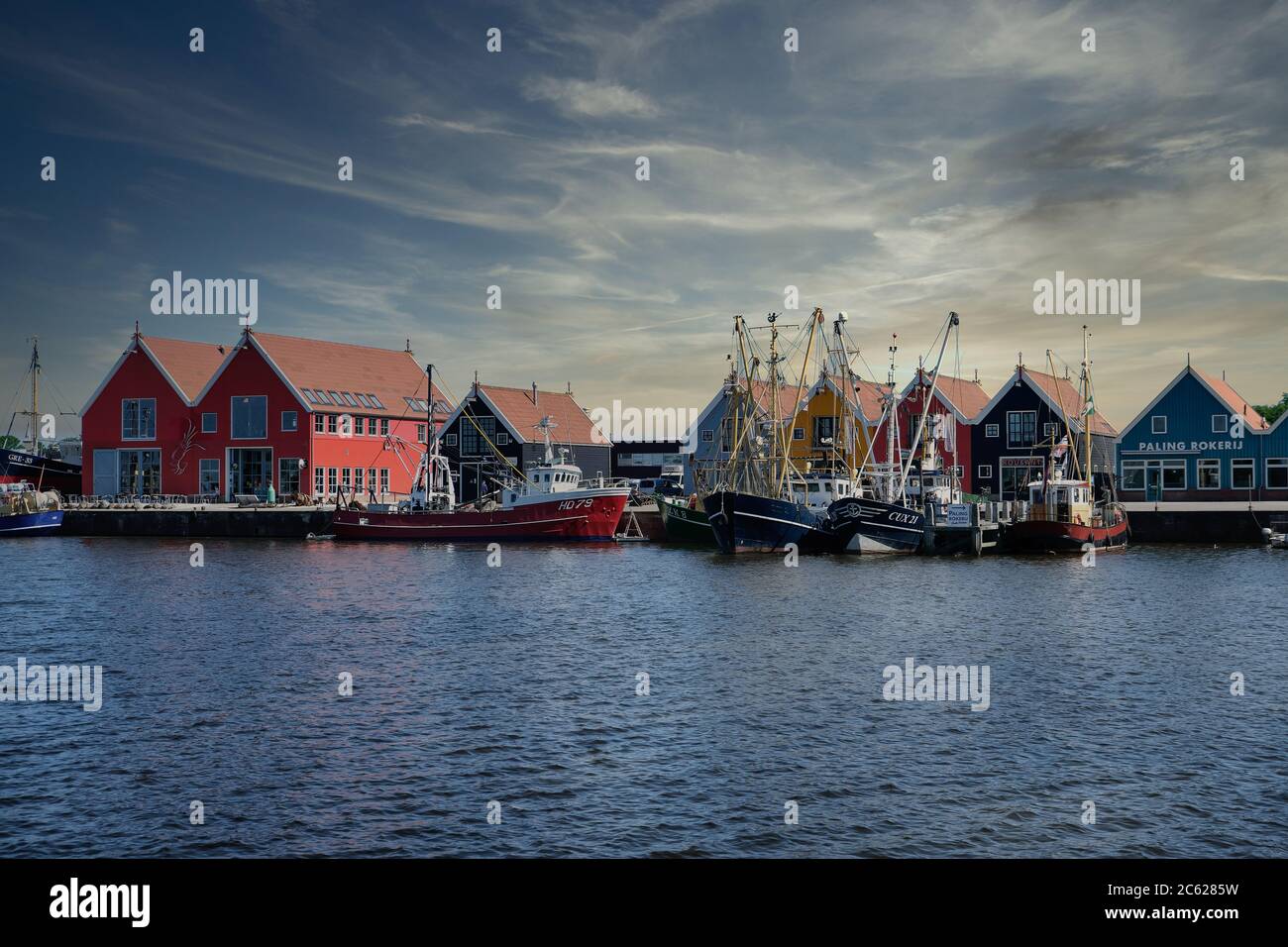 Europa Paesi Bassi Tour attraverso i canali, magazzini colorati nel piccolo porto olandese a Zoutkamp Foto Stock