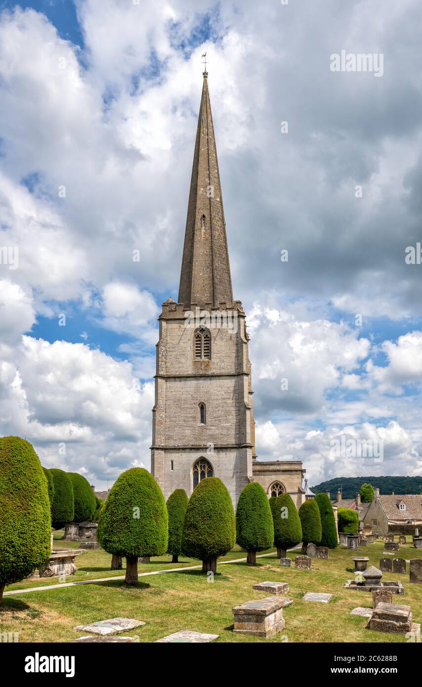 La Chiesa di Santa Maria nella città di Painswick, Inghilterra, Regno Unito. La chiesa è famosa per i suoi 99 alberi di tasso Foto Stock