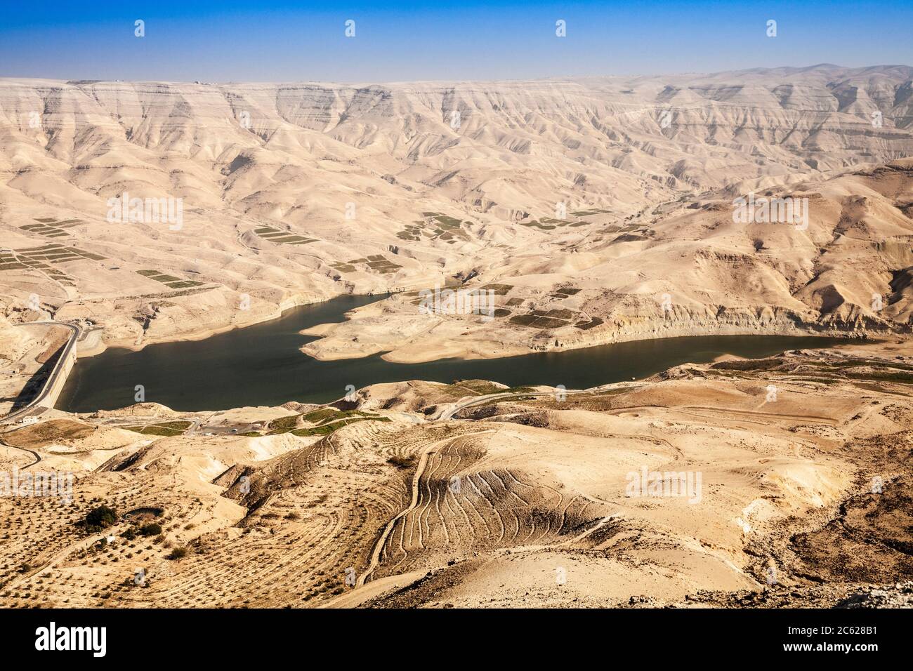 La diga e il serbatoio di Mujib lungo la King's Highway a Wadi Mujib tra Madaba e Kerak in Giordania. Foto Stock