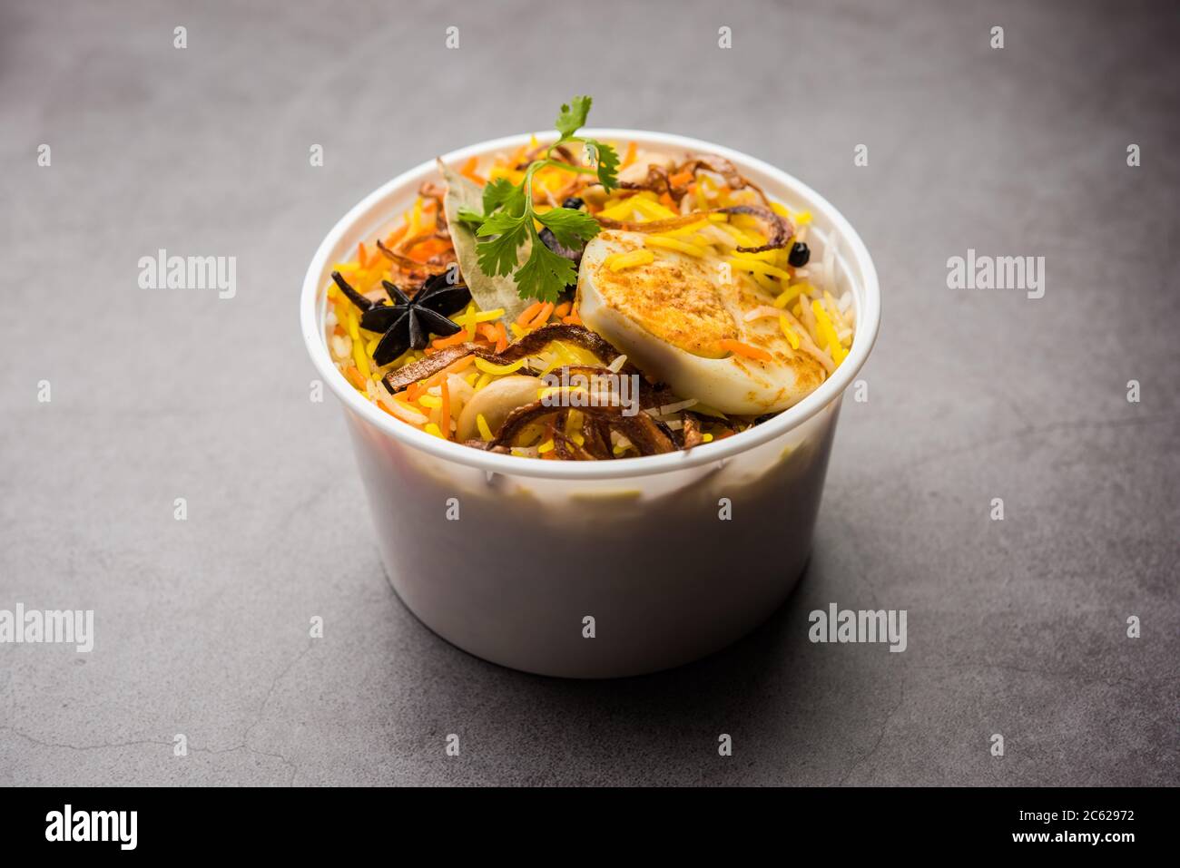 Ristorante stile Egg Biryani o Anda Pulao imballato per la consegna a casa in scatola di plastica o contenitore con Raita e salan Foto Stock