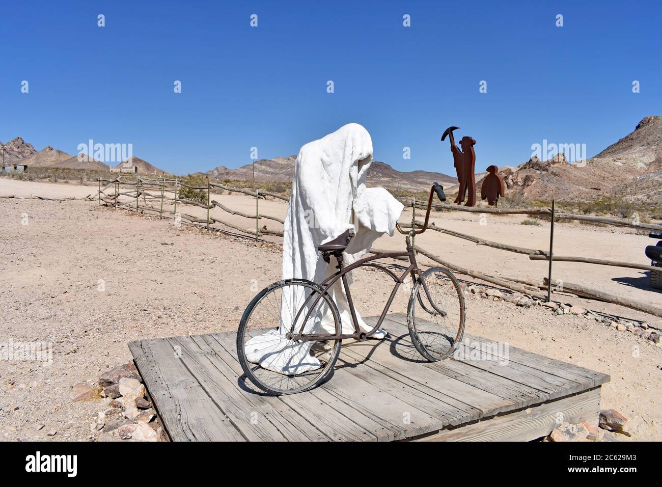 Ghost Rider (1984) di Charles Albert Szukalski & Tribute to Shorty Harris (1994) di Fred Bervoets. Sculture nel deserto, il museo all'aperto di Goldwell Foto Stock