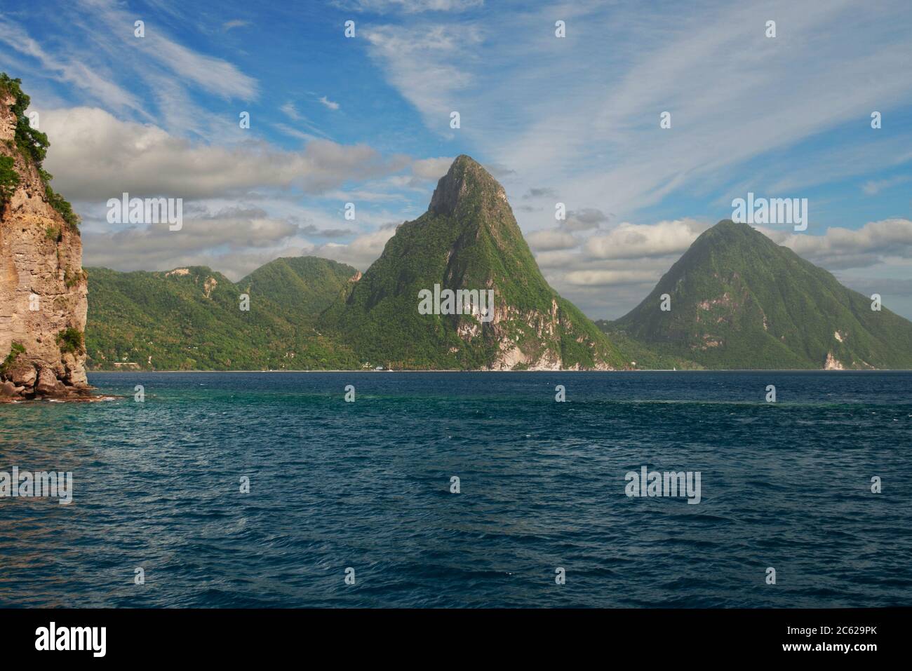 Qui sono mostrate due spine vulcaniche montane conosciute come i Pitons sull'isola di Santa Lucia nei Caraibi. Foto Stock