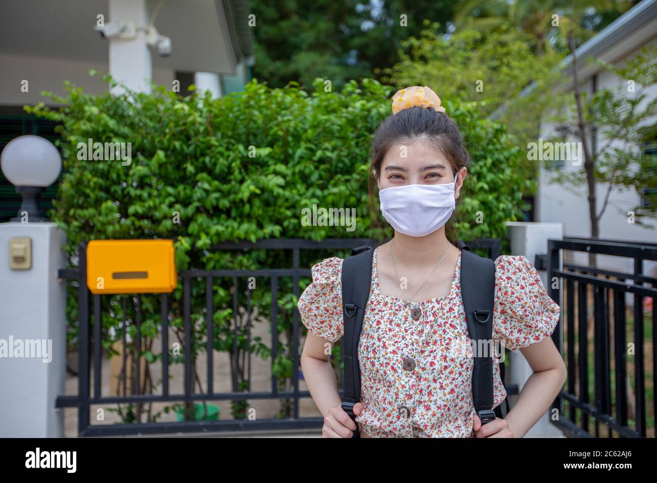 Donne asiatiche sorridenti dietro indossare maschera di protezione sul viso per la protezione dell'inquinamento atmosferico, particolato e per la protezione virus influenzale, influenza, coronav Foto Stock