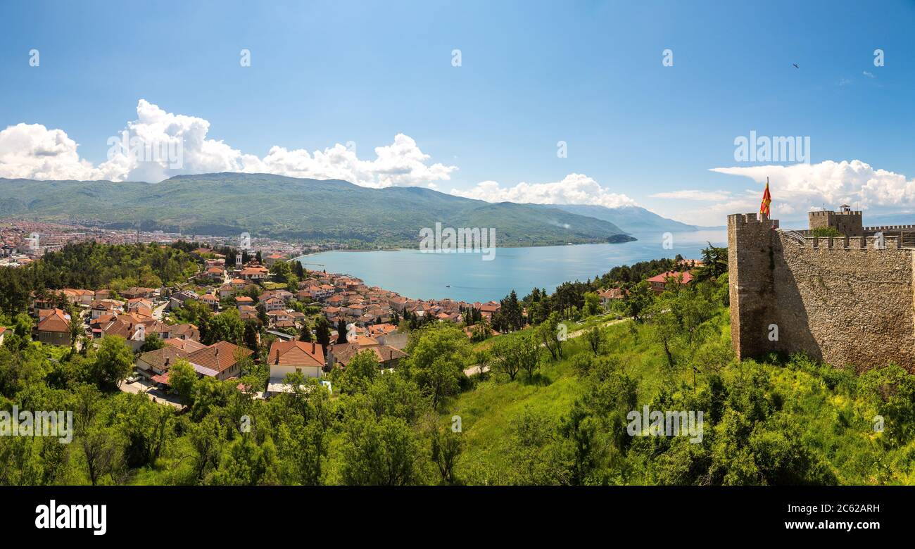 Rovine della vecchia fortezza di tzar Samuel a Ohrid in una bella giornata estiva, Repubblica di Macedonia Foto Stock