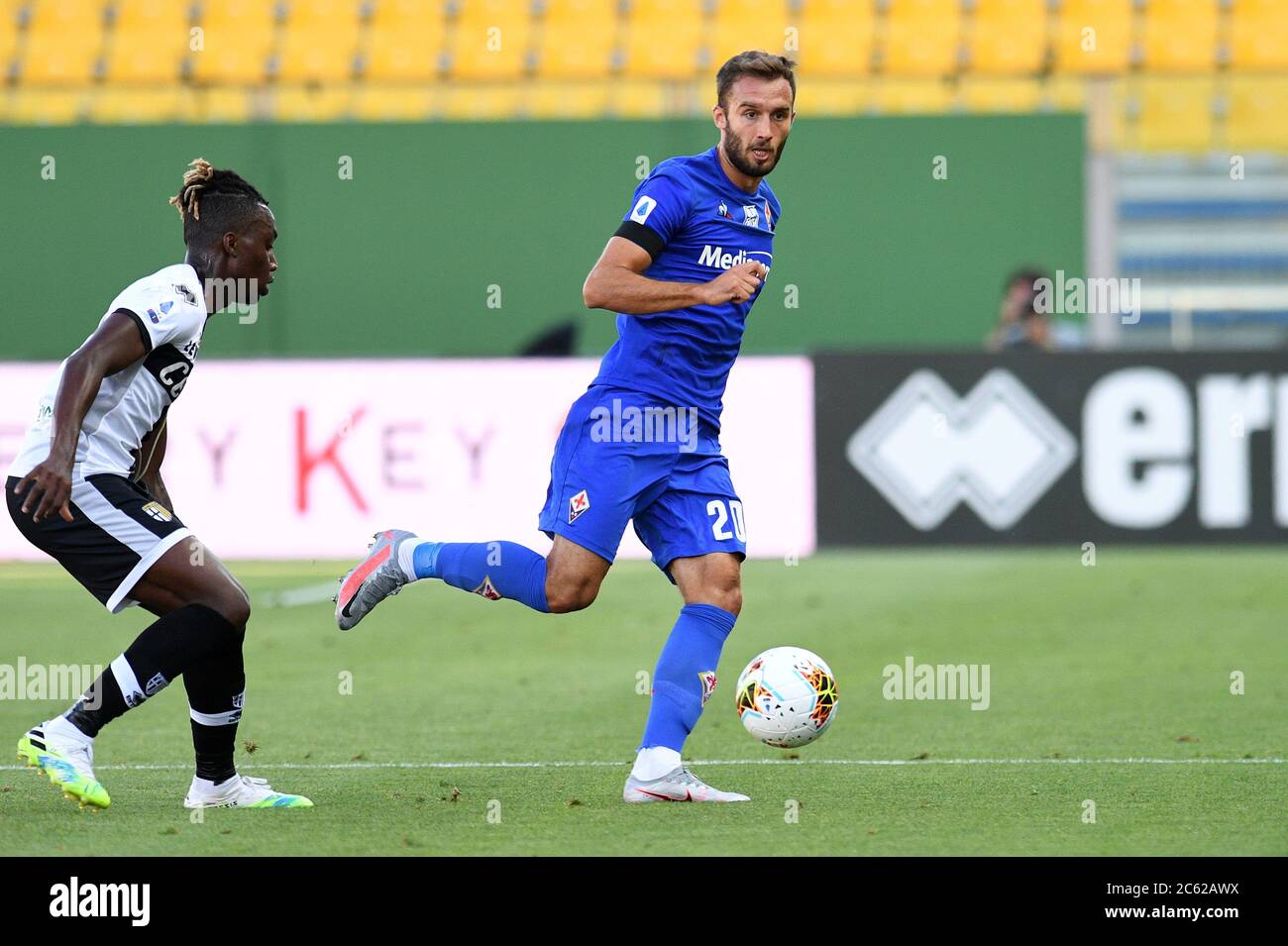 Pezzella tedesca di ACF Fiorentina in azione contro Yann Karamoh di Parma Calcio durante Parma contro Fiorentina, parma, Italia, 05 luglio 2020 Foto Stock