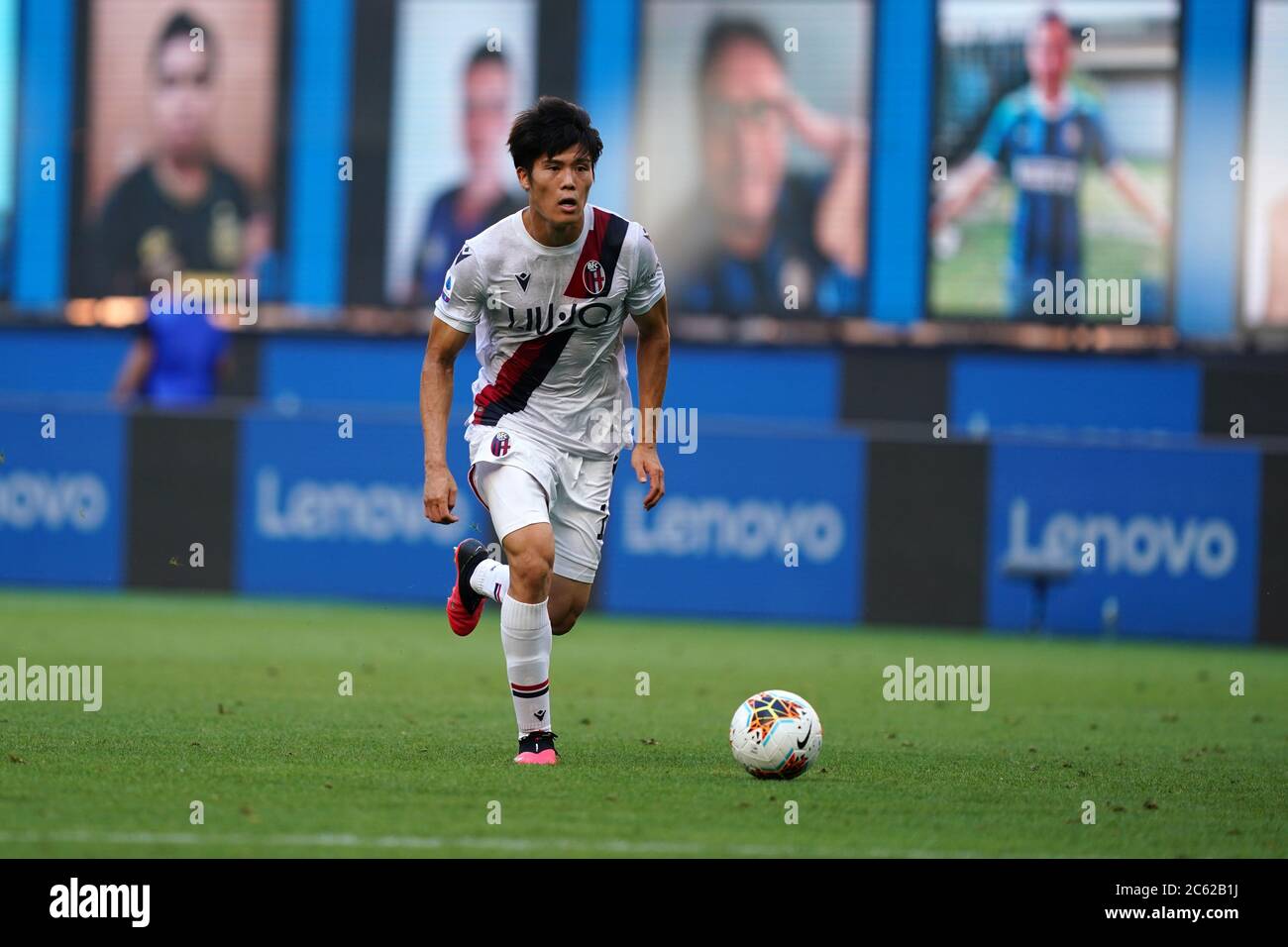 Milano, Italia. 05 luglio 2020. Takehiro Tomiyasu del Bologna FC durante la Serie A match tra l'Internazionale FC e il Bologna FC. Foto Stock