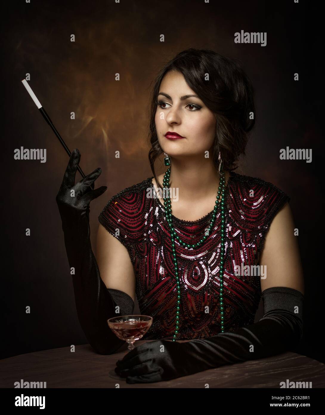 Giovane donna con vita notturna di anni '20 di eccoote19s Foto Stock