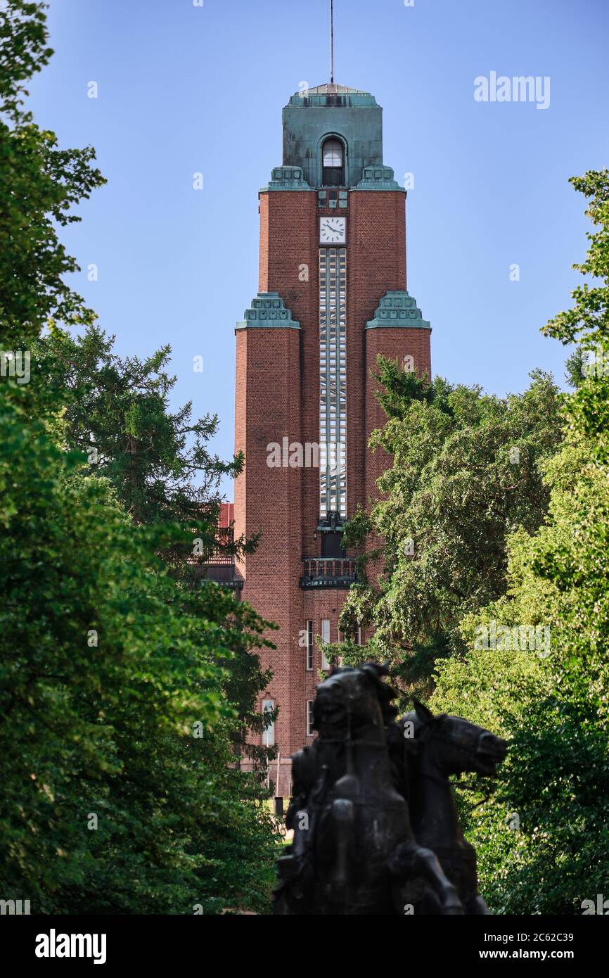 Lahti, Finlandia - 6 agosto 2019: Vista della torre sul municipio attraverso gli alberi. Orologio sulla torre. Foto Stock