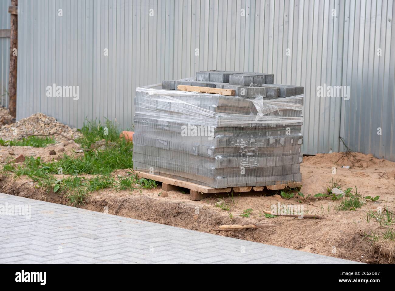 Piastrella per marciapiedi su un pallet in strada. Foto Stock