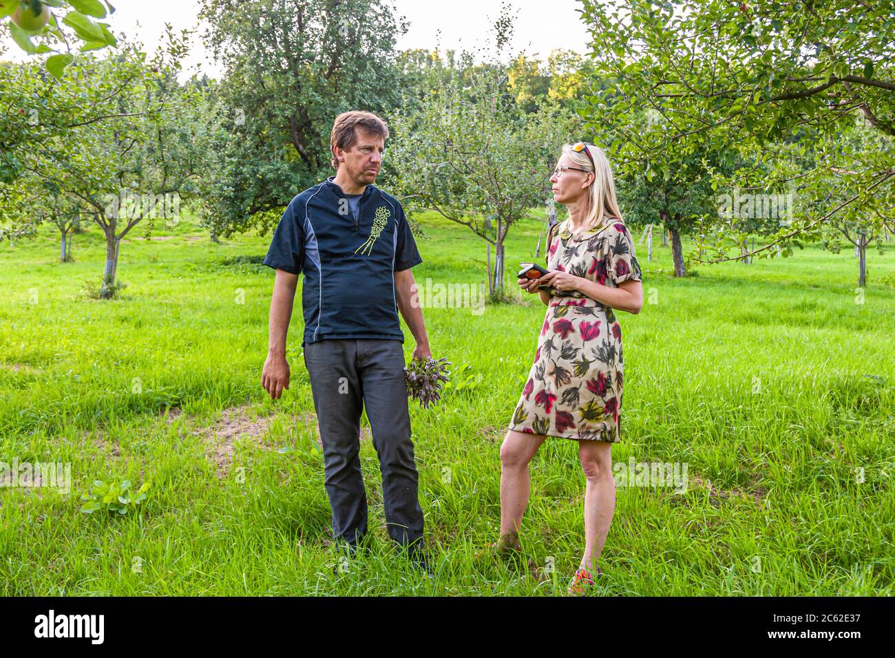Jörg Geiger parla della natura alla giornalista alimentare Angela Berg conservazione e biodiversità Foto Stock