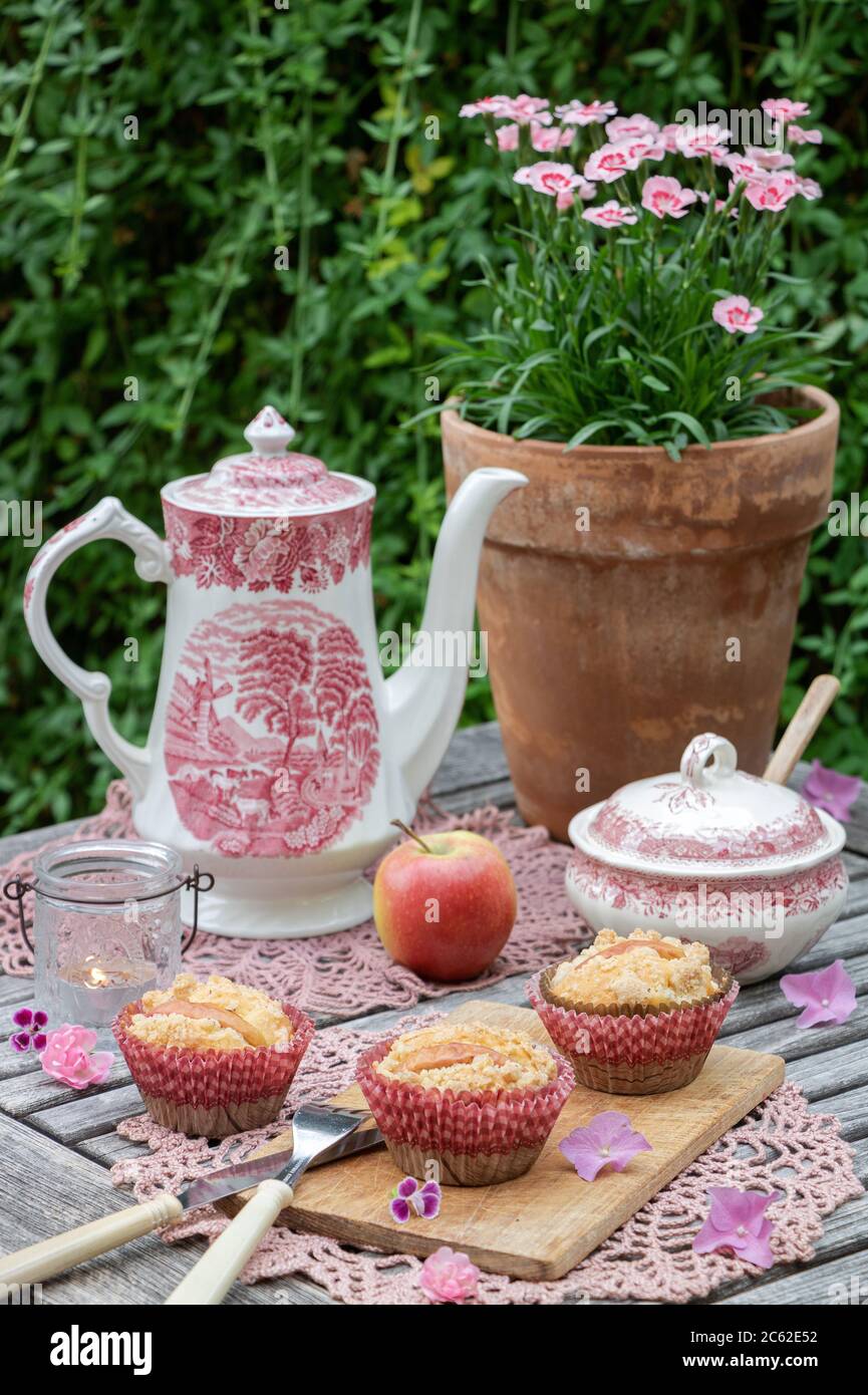 decorazioni rustiche con muffin, porcellana d'epoca e garofano Foto Stock