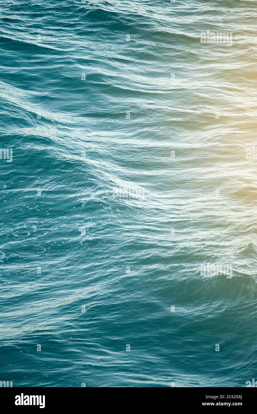 Sfondo blu dell'acqua di mare, immagine tonata Foto Stock