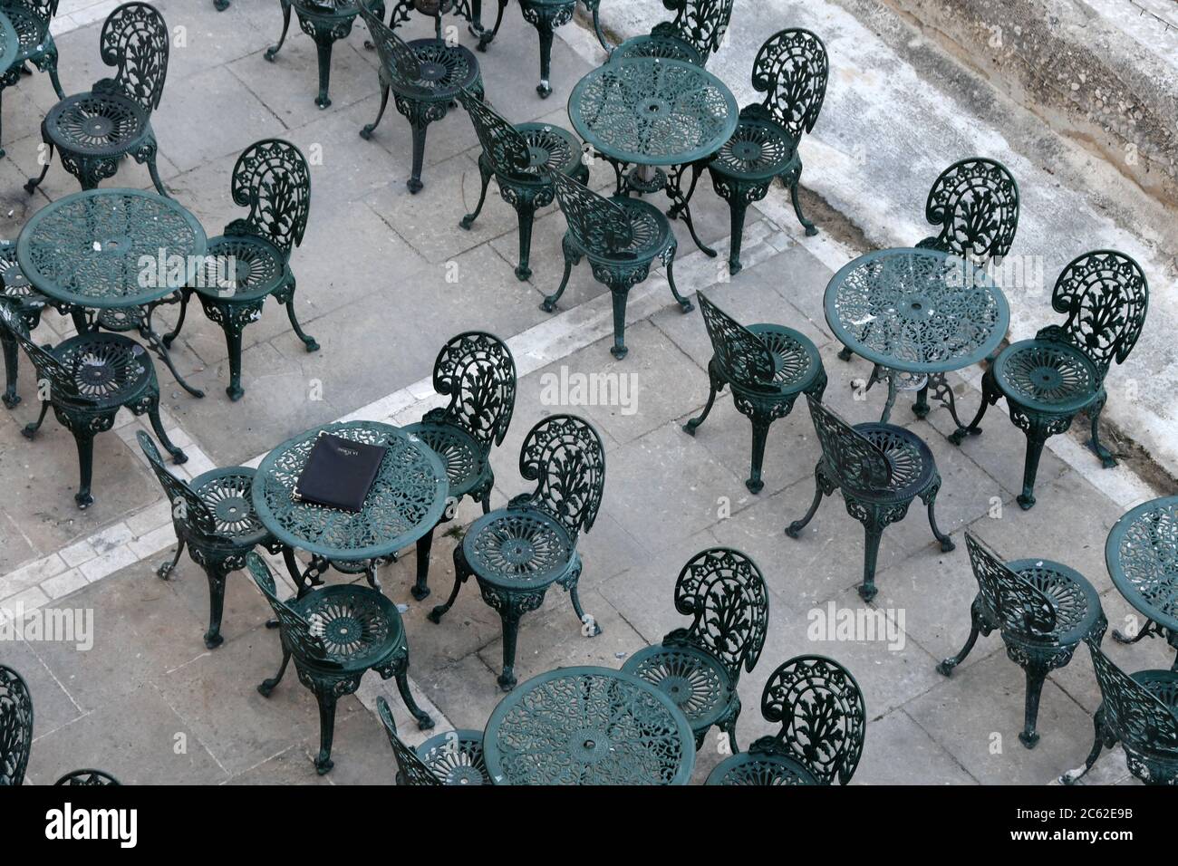 Valletta, Malta. 18 Feb 2020. Un ristorante attende i clienti sotto i Giardini superiori di Barrakka vicino all'ascensore Barrakka a la Valletta, Malta. Credit: Mark Hertzberg/ZUMA Wire/Alamy Live News Foto Stock