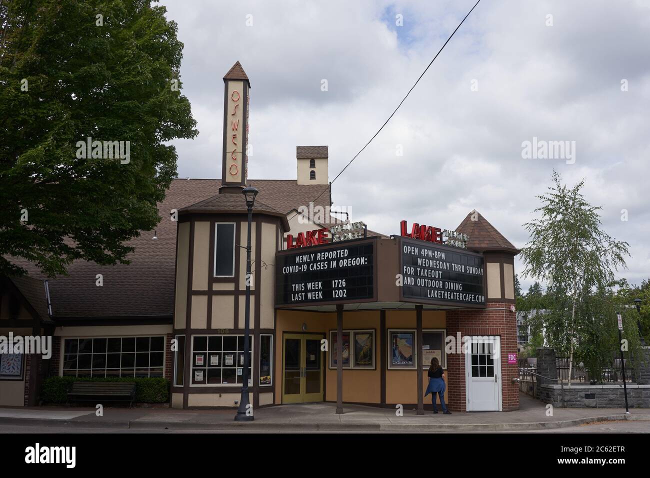 Il tabellone del cinema al Lake Theatre nel centro di Lake Oswego mostra il numero di casi COVID-19 recentemente segnalati in Oregon sabato 4 luglio 2020. Foto Stock