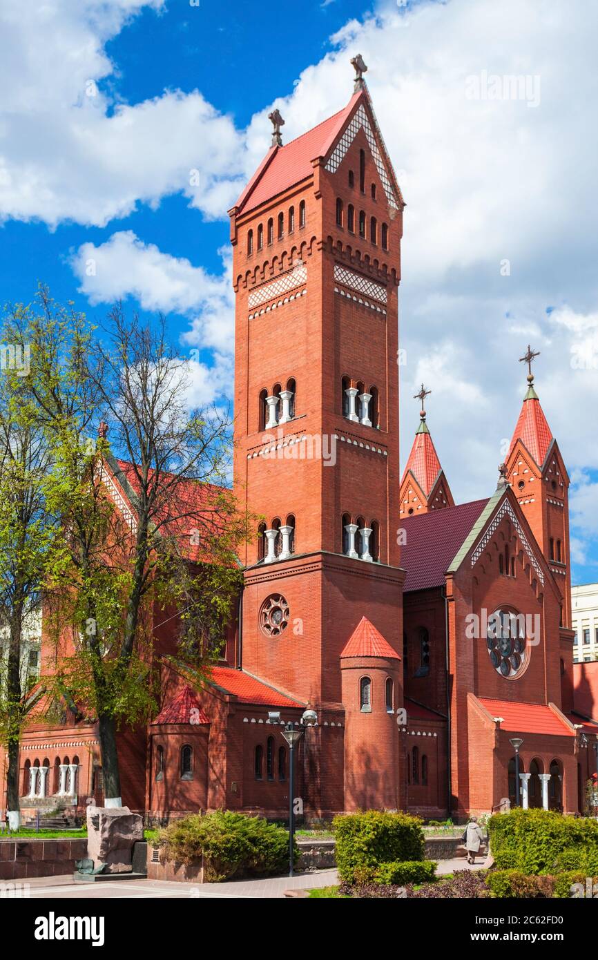 Chiesa dei Santi Simone e Helena conosciuta anche come la Chiesa Rossa è una chiesa cattolica romana su piazza Indipendenza a Minsk, in Bielorussia. Foto Stock